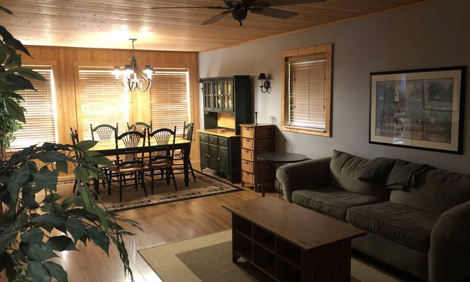 Deka Lake Cabina | Cozy lakefront cabin