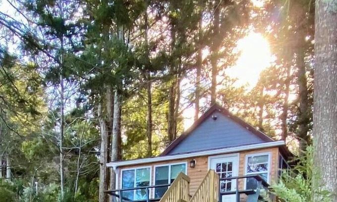 Otis Cabina | Cozy Lakefront Cabin near Acadia National Park