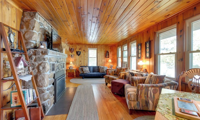 Mercer Cabina | Cozy Lakefront Cabin w/ Indoor Gas Fireplace!