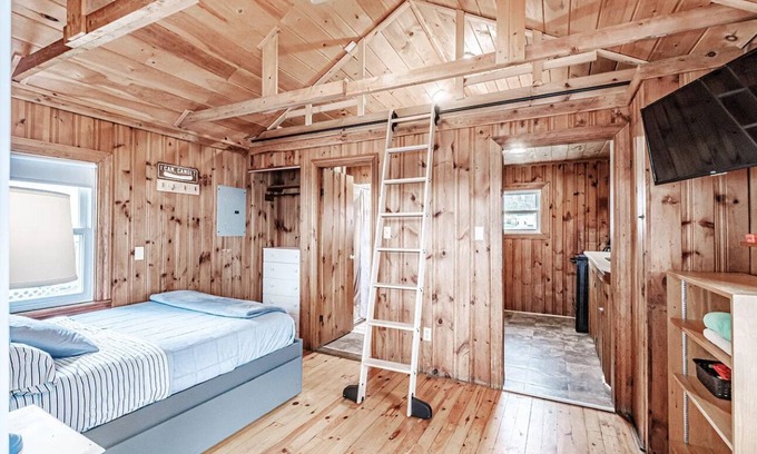 Naples Cabina | Cozy Lakefront Cabin with Beach & AC