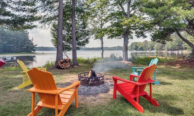 Rhinelander Cabaña | Cozy Lakefront Cottage w/ Dock, Kayaks & Views!
