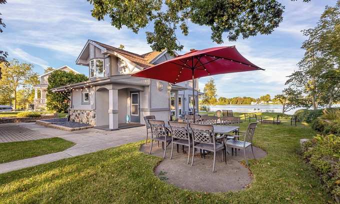 Random Lake Cabaña | Cozy Lakefront Escape: Perfect for Seasonal Getaways & Large Groups