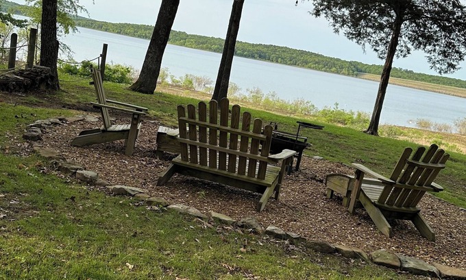 Heber Springs Casa | Cozy Lakefront: Family Friendly Home with Gentle walk to Greers Ferry Lake