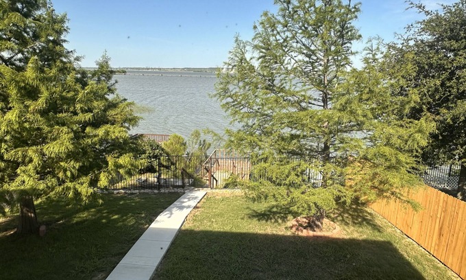 Grand Prairie Casa | Casa Frente al Lago – ¡Cerca de AT&T y Parque Acuático!