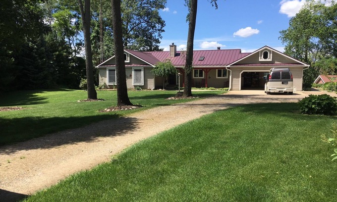 Marcellus Casa | Acogedor rancho con salida a la terraza en un lote boscoso aislado en un hermoso lago privado.