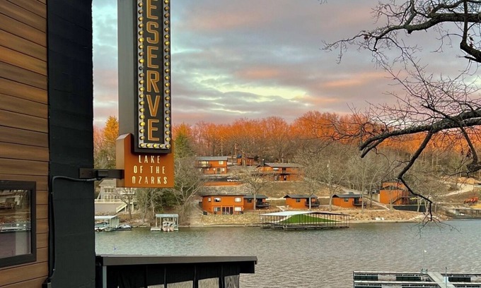 Osage Beach Cabina | Cozy Lakefront Penthouse Suite