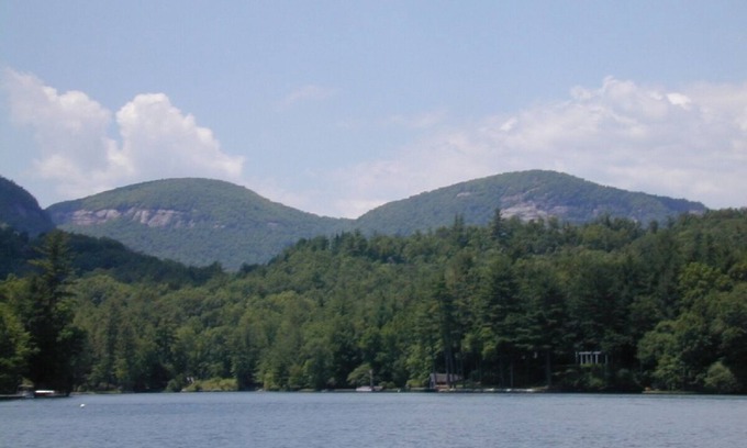 Lake Toxaway Casa | Lakefront Toxaway Home: 20 '130hp Boat INCLUIDO - Los juguetes acuáticos son opcionales