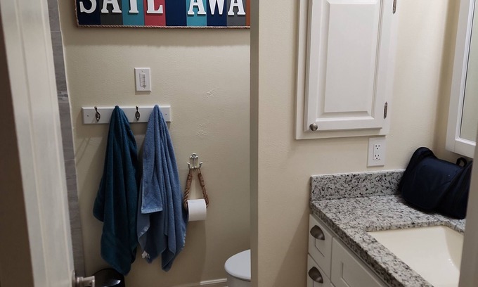 League City Condominio | Cozy, Lakeside 1-bedroom condo with AC and WiFi in enjoyable Kemah