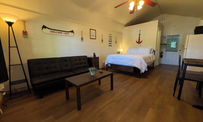 Dandridge Cabina | Cozy Lakeside Cabin 1 Minute Walk From Ship Store & Boat Slips! Rocky
