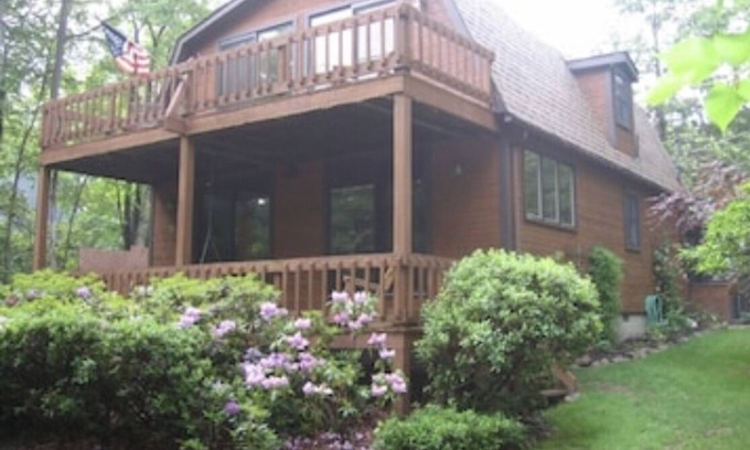 White Haven Casa | Cozy Lakeside Cottage: Hot Tub, Pool Table, Lake Access, Kayaks, WiFi, +More