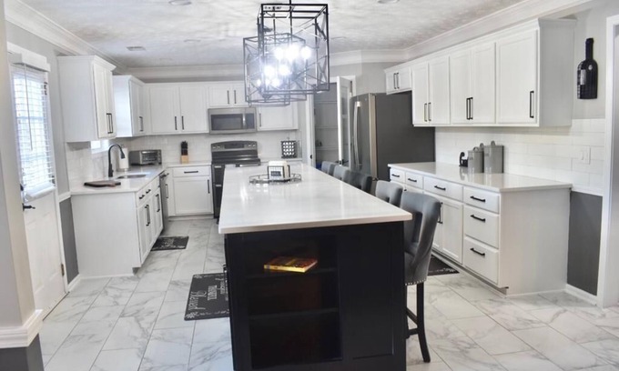 McDonough Casa | Cozy lakeview home