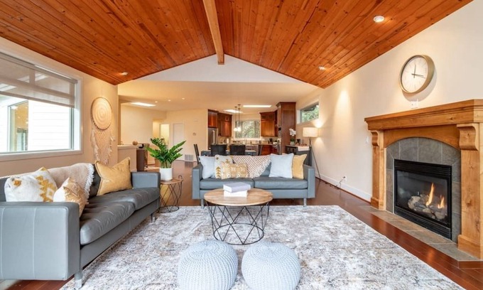 East Lake Hills Villa | COZY Lakeview Villa w/ Inside & Outside Fireplace