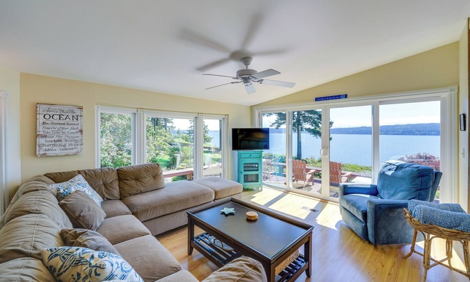Langley Cabaña | Cozy Langley Retreat: Water Views & Beach Access