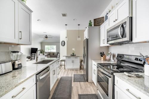 Southside Casa | Cozy large home near Lackland AFB, Perfect Stay