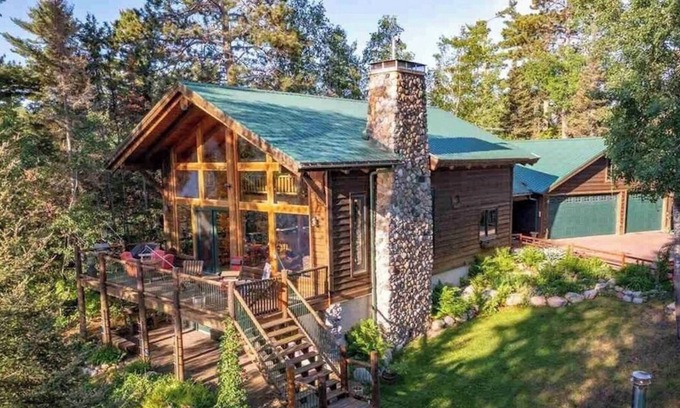 Ely Cabina | Cozy Large Log Cabin w/ Sauna + Hot Tub on Lake Shagawa