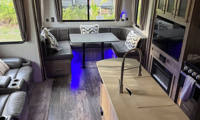 Alabama Grove Terrace Casa | Cozy, Large RV in Pleasant Fort Myers with AC, Free WiFi by Park and River
