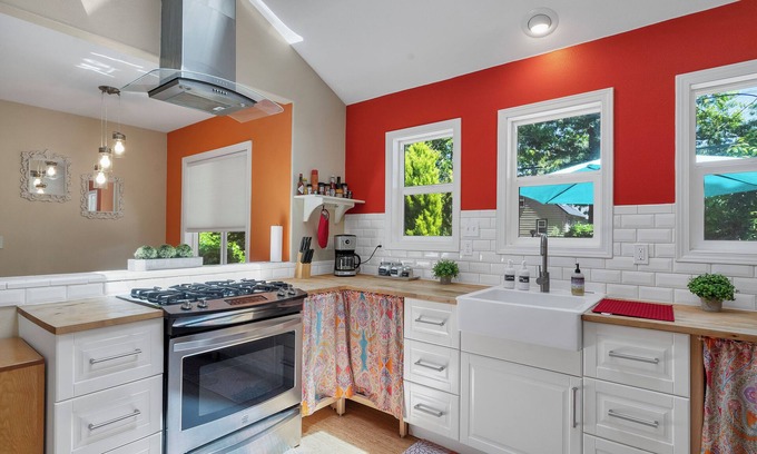 Southeast Salem Cabaña | Cozy Lilly Cottage in Salem