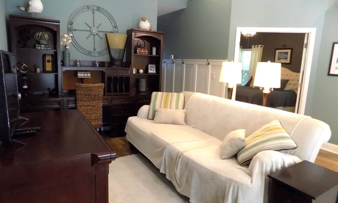 Northeast Pensacola Cabaña | Cozy little guest cottage centrally located and within minutes of the airport