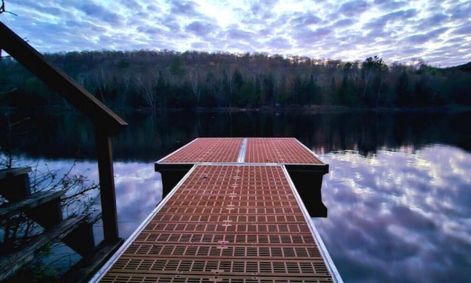 Namur Chalet De Esquí | Cozy Little Lakefront Cottage with Outdoor Patio