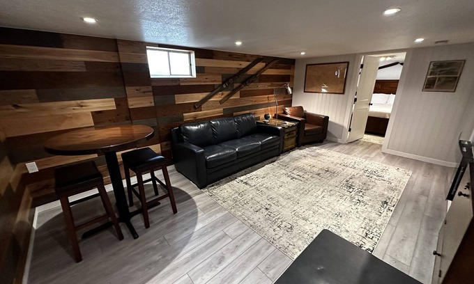 Littleton Casa | Cozy Littleton, your home away from home.