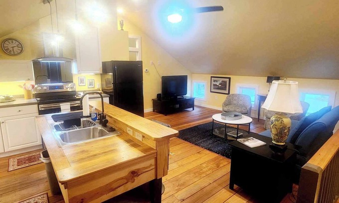 Summerville Historic District Casa | Cozy Loblolly Loft in charming Summerville