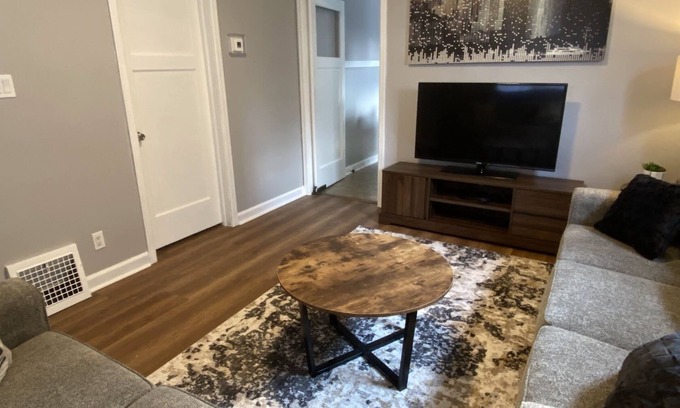 Milwaukee Casa | Cozy location between Bayview and the airport! Pets welcome!