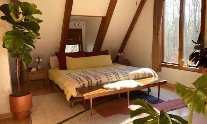 Edgecomb Casa | Cozy Lodge Meets Mid Century Hideaway
