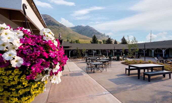 Karns Hillside Hotel | Cozy Lodge w/ Heated Pool Near Jackson Hole Downtown - 3 Units