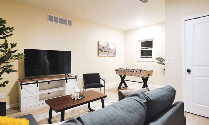 Taylor Casa | Cozy Loft in Taylor Michigan minutes from DTW