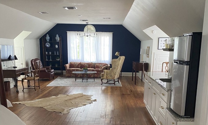 Covington Apartamento | Cozy loft in the heart of downtown Covington.