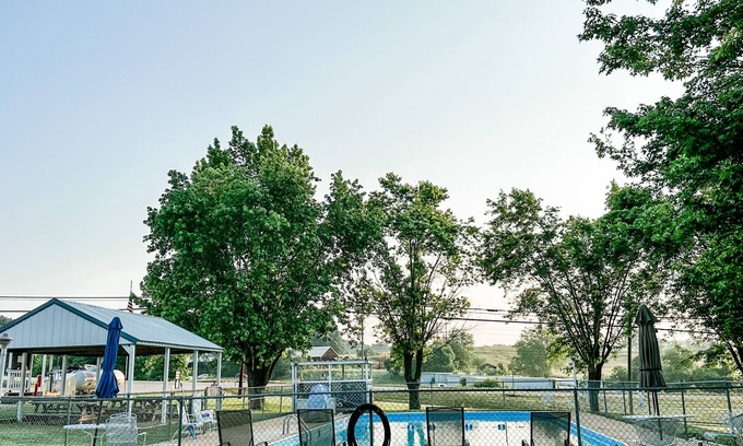Bellefonte Apartamento | Cozy loft space with style & comfort all its own, shared pool in summer.