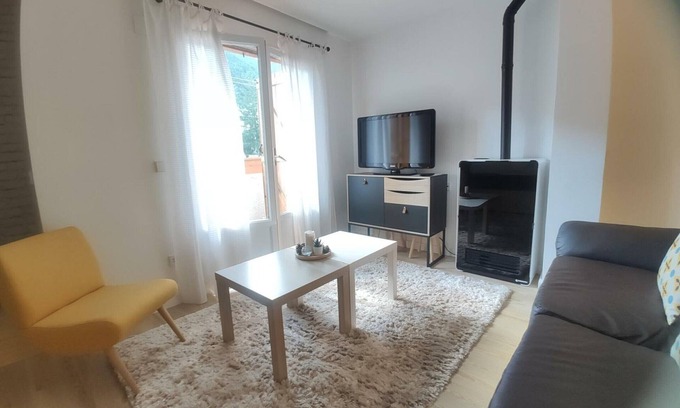 Villanua Apartamento | Loft acogedor con piscina en Villanúa, ideal para 4 personas