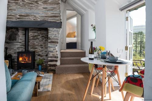 Bryn-crug Casa | Cozy Log Burner Cottage & On-Site Dog Field