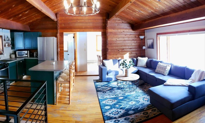 Ludlow Cabina | Cozy Log Cabin, 5 Min to Ski, Great for Groups, Oversized Deck, Dog-friendly