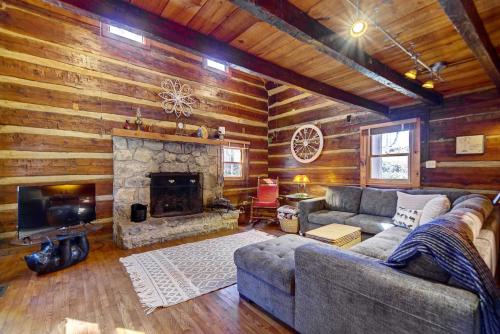 Townsend Casa | Cozy Log Cabin 6 Mi to Great Smoky Mtns NP!