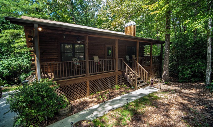 Salem Casa | Cozy Log Cabin at Lake Jocassee - with Hot Tub, State Park Pass & Boat Parking
