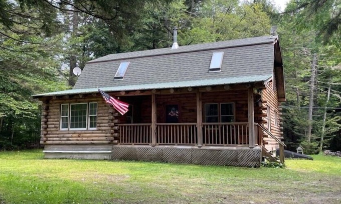 West Halifax Cabina | Cozy Log Cabin - Dog Friendly