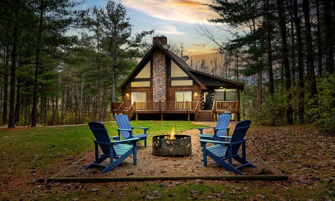 Laurelville Cabina | Cozy Log Cabin in Hocking Hills! Hot Tub! Pool Table! Pet Friendly!