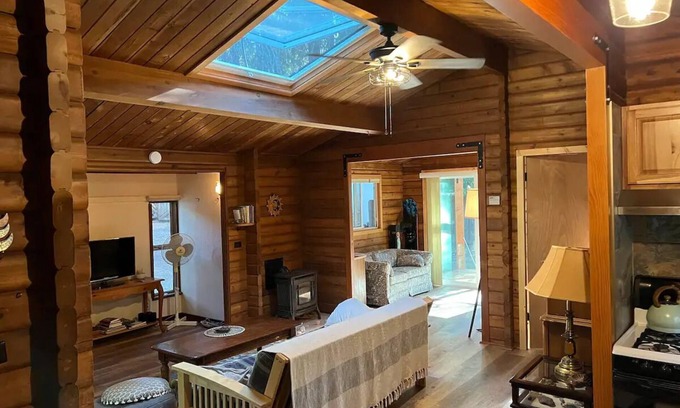 Nevada City Cabina | Cozy log cabin in the woods