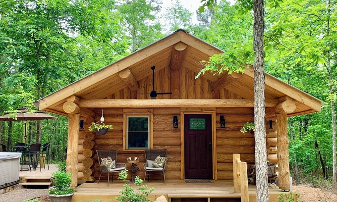 Royal Cabina | Cozy LOG CABIN in the woods w/hot tub & deck. Near Lake Ouachita & Hot Springs