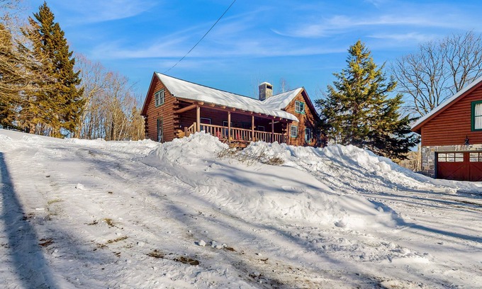 Bethel Casa | Cozy log cabin & loft, close to recreation, dog-friendly, bbq, balcony, a/c, w/d