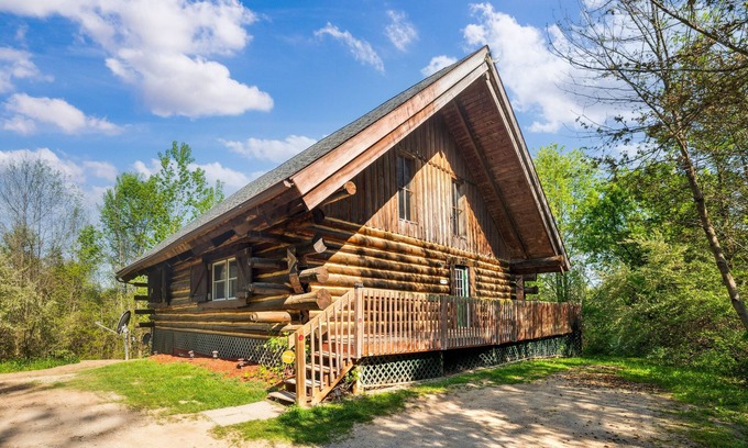 Coloma Cabina | Cozy Log Cabin on 15 acres, with private lake, 1 mile from Lake Michigan