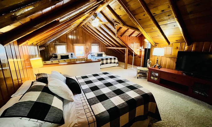 Gaylord Condominio | Cozy Log Cabin on Golf Course, Across from Otsego Lake