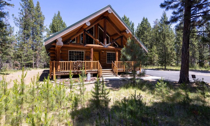 Oregon Water Wonderland Casa | Cozy Log Cabin on Quiet Cul-de-sac, Trails, River Nearby, 3 Mi from Sunriver, Covered Front Porch