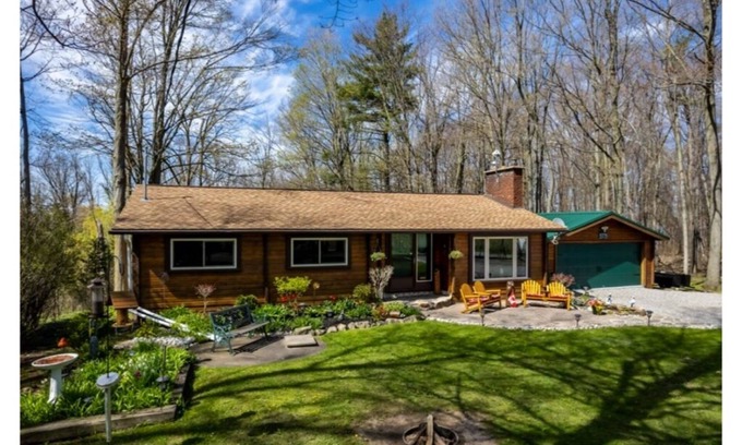 Beamsville Cabina | Cozy Log Cabin overlooking a beautiful vineyard along the wine trail 🍇