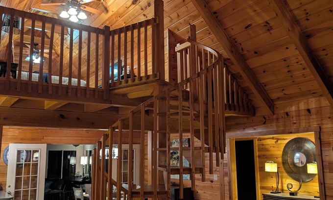 Boiling Spring Lakes Cabina | Cozy Log Cabin Retreat - Beach & Town Access! Hot Tub, Fire Pit & More!
