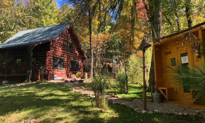 Hartford Cabina | Cozy Log cabin tucked away in the Smokey Mountain, Pet friendly, Sauna, Hot Tub
