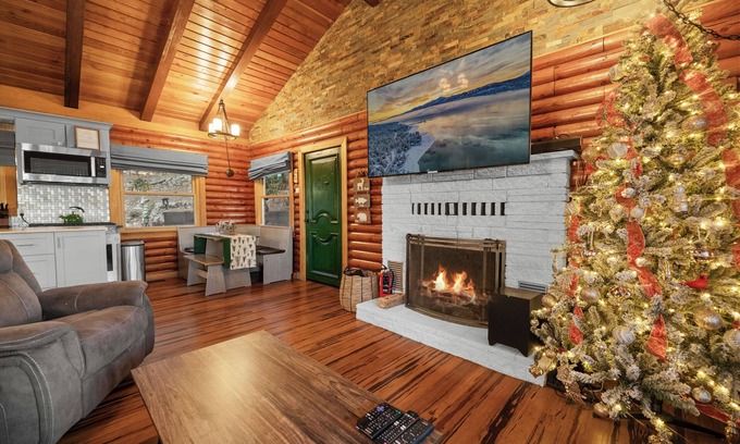 Running Springs Cabina | Cozy Log Cabin w/Hot Tub, Mountain Views+King Beds