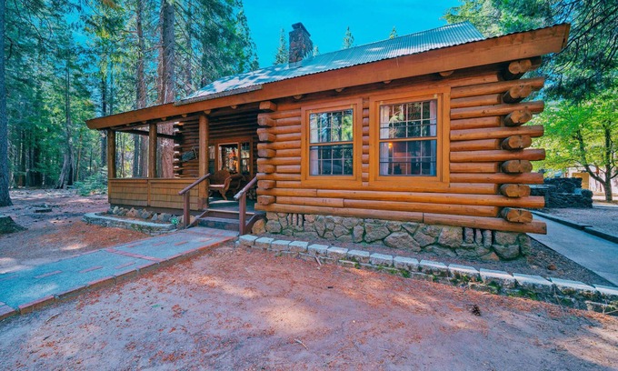 Shingletown Cabina | Cozy Log Cabin w/ Hot Tub | Lassen Forest Retreat