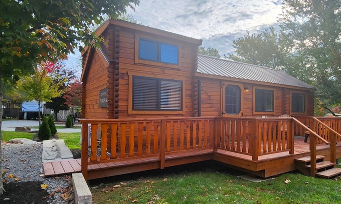 White Cabina | Cozy Log Cabin w/ Loft #14. Minutes from Seven Springs and Hidden Valley!